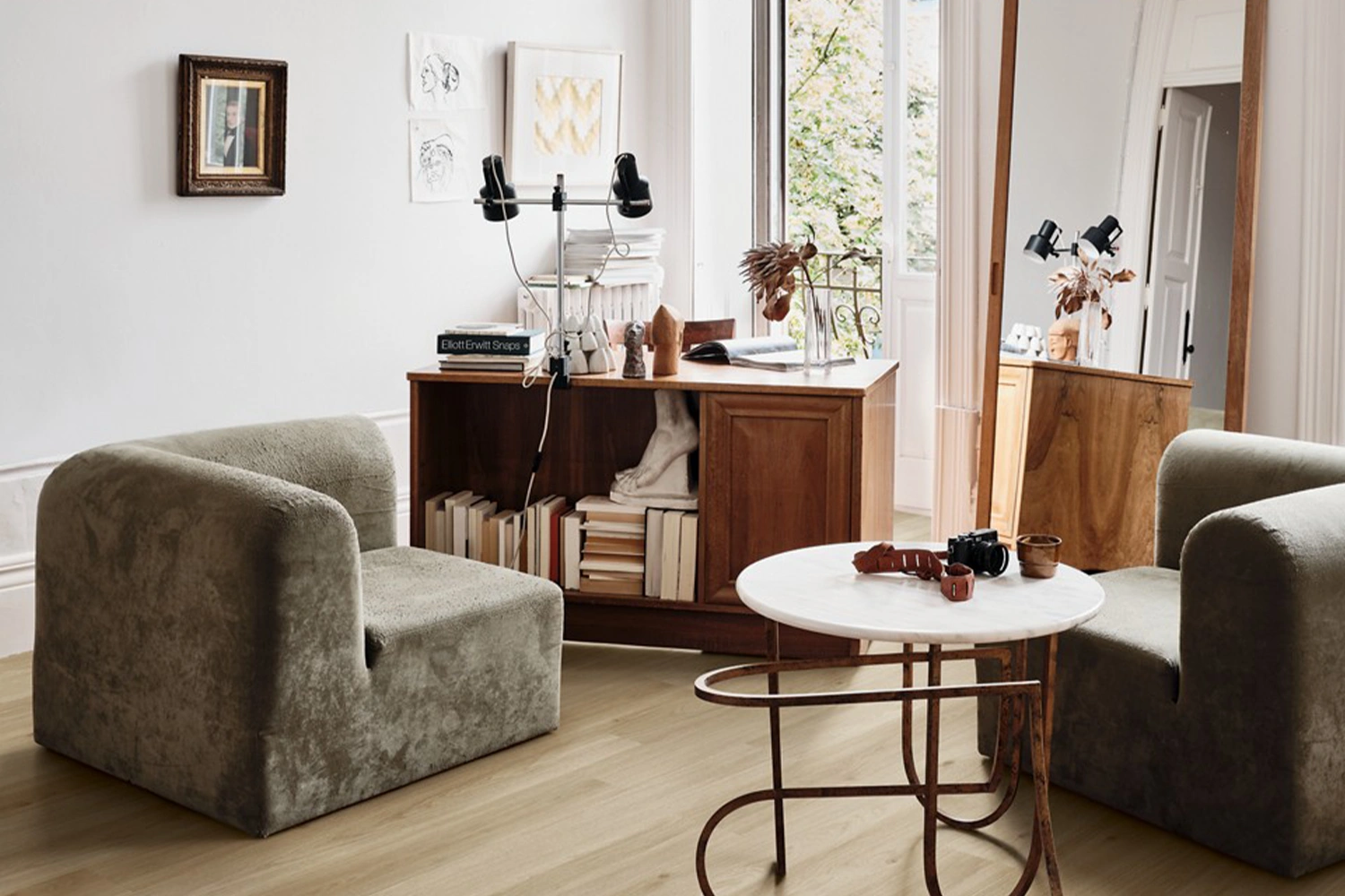 Elegancki salon z przytulnymi fotelami i artystycznym biurkiem